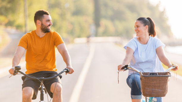 一对夫妇在沙滩巡洋舰自行车上享受骑行的乐趣图片下载