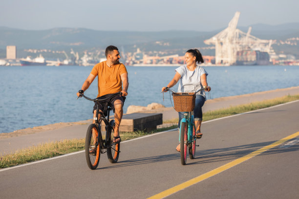 一对夫妇在沙滩巡洋舰自行车上享受骑行的乐趣图片下载