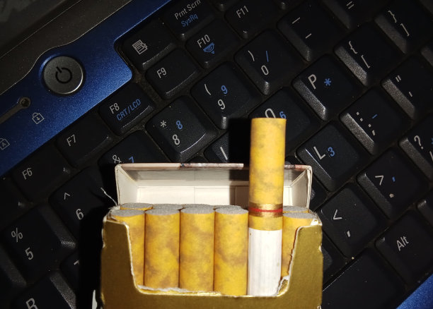 笔记本电脑键盘上的香烟图片下载