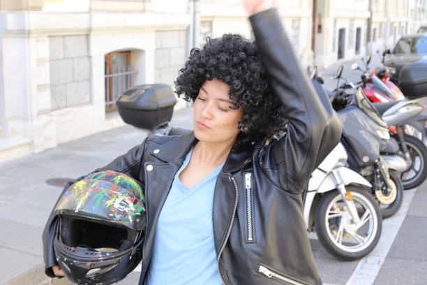 女性摩托车手在城市设置图片下载