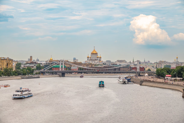 游船在莫斯科市中心的莫斯科河上航行，这里是散步的好去处。图片下载