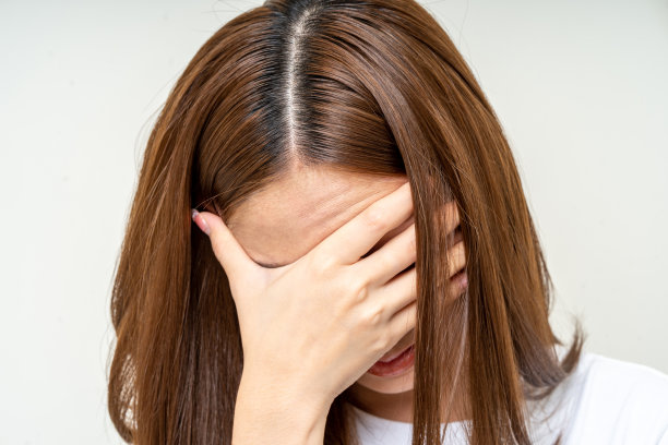 年轻的亚洲美女手摸头她感到沮丧，压力，头痛，工作累了站在孤立的白色背景她有症状办公室综合症。图片下载