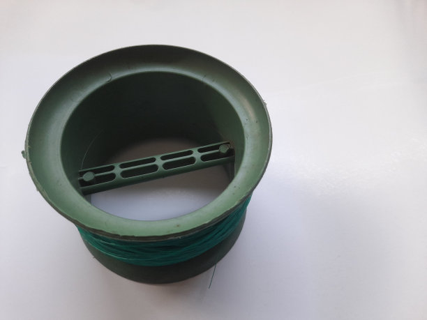 在白色背景上的肯努尔线程的顶视图。图片下载