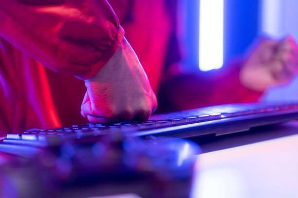 愤怒的玩家毁掉了键盘。玩电脑电脑。他在比赛中输了。错过了成为锦标赛冠军的机会。不高兴的印度人在网上流媒体视频游戏，输了。图片下载