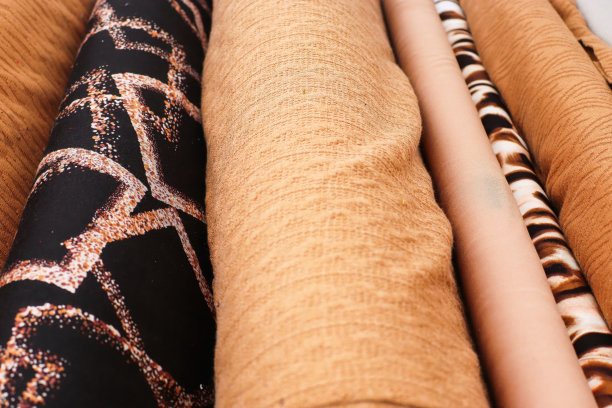 面料市场上不同颜色的布料和面料样品的详细特写图片下载