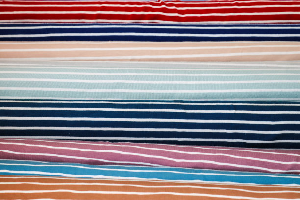 面料市场上不同颜色的布料和面料样品的详细特写图片下载