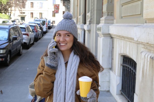 在冬天微笑的年轻女子图片下载