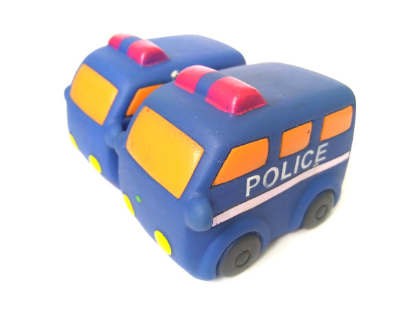 白色背景上的蓝色橡胶玩具车特写。图片下载