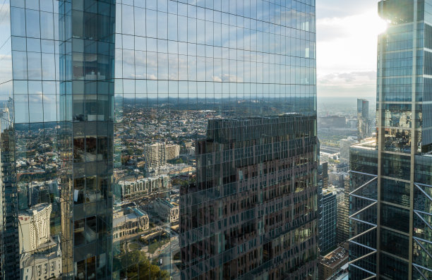 费城天际线与市中心的摩天大楼和城市景观。美国宾夕法尼亚州。对摩天大楼的反思。图片下载