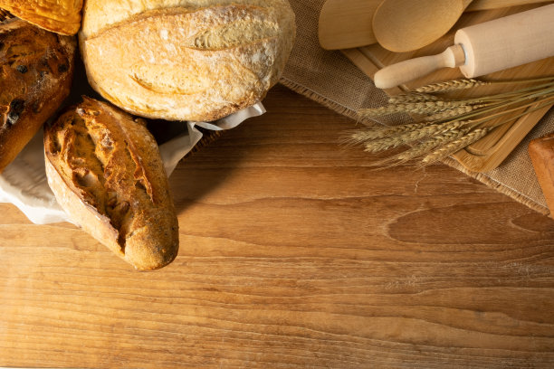 新鲜烤面包黑麦面包在木板上。带文本复制空间的俯视图。图片下载