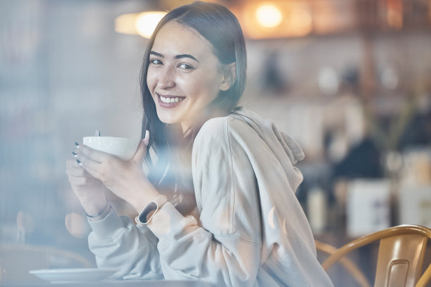 快乐，咖啡馆和肖像的女人与咖啡，享受饮料和温暖的饮料。微笑，放松，和一个早上在餐厅喝卡布奇诺，茶或拿铁的女孩一起快乐图片下载