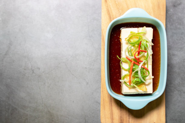 素食丝豆腐是热的或冷的，配上香油、姜和葱调味的美味酱油。图片下载