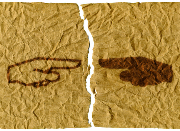 背景是皱巴巴的纸，撕破的纸，双手指向相反的方向图片下载