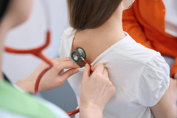 特写女治疗师检查小女孩的健康图片下载