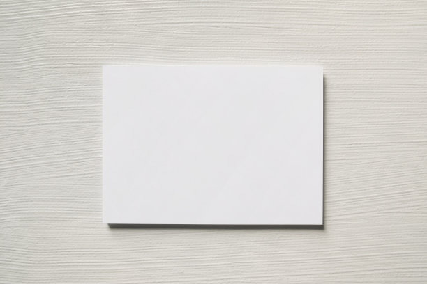 白色空白问候或邀请卡与仙人掌装饰白色木制背景。模拟演示。图片下载