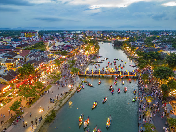 会安古镇是一个非常著名的旅游目的地。图片下载