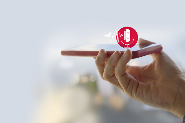 录音。智能手机上的手持麦克风图标。语音识别与智能手机，音频，音乐，语音信息。或者用你的声音指挥人工智能在互联网上搜索信息。语音识别概念。图片下载