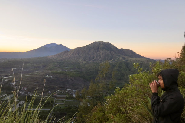 一个男人的剪影照片与山的背景在早晨图片下载