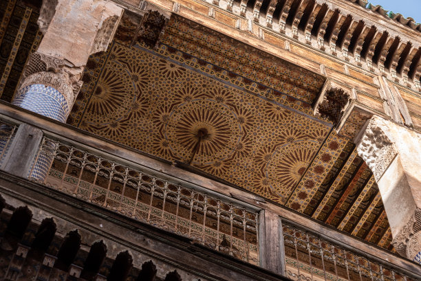 摩洛哥FES - 2023年4月2日-摩洛哥一座东方宫殿的建筑细节图片下载