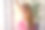 儿童在家的安全。窗户上的锁防止孩子们打开窗户。4岁的小女孩站在高处的窗台上试图打开窗户。图片下载