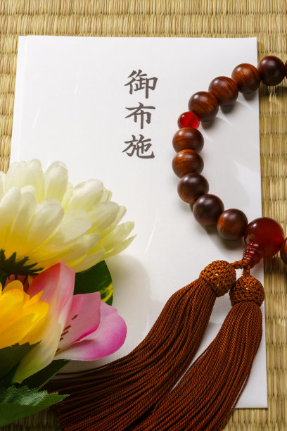 在日本文化中向佛教僧侣献上祭品图片下载