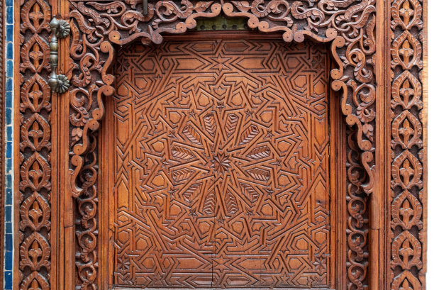 马拉喀什一座阿拉伯宫殿里富丽堂皇的门图片下载