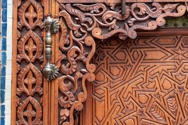 马拉喀什一座阿拉伯宫殿里富丽堂皇的门图片下载