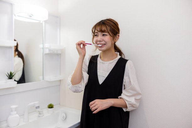 年轻女子在家里刷牙图片下载