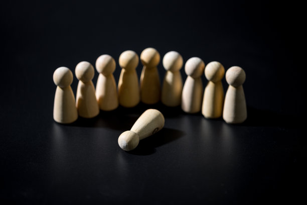 领导风格或团队风格是领导和团队建设的一种战略理念。木质的团队合作或领导风格是领导理念的象征。好的公司有好的领导。图片下载