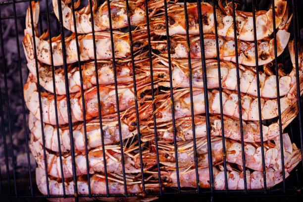 龙虾是在烤架上烤的。在明火上煮海鲜。图片下载