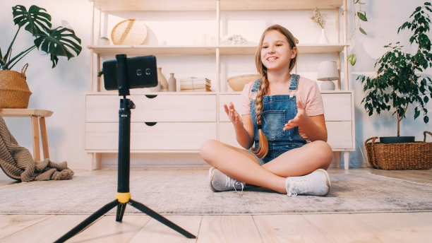 网红儿童视频博客女孩智能手机相机图片下载