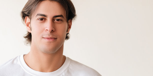 自信的脸干净的皮肤男性美男子剃光图片下载