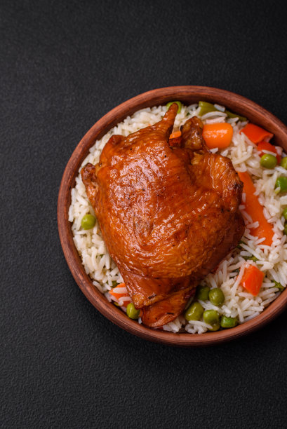 美味的煮米饭，鸡肉和蔬菜或意大利烩饭，盐，香料和香草图片下载