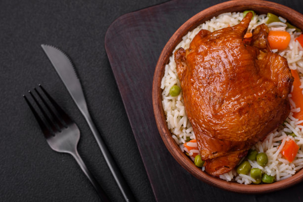 美味的煮米饭，鸡肉和蔬菜或意大利烩饭，盐，香料和香草图片下载