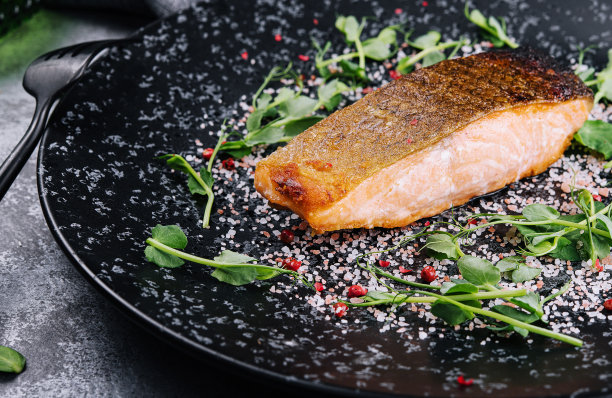 黑盘子烤三文鱼排图片下载