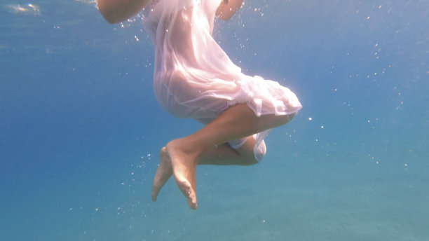 年轻女子表演水下芭蕾图片下载