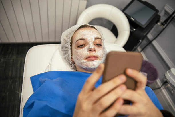 在美容院享受美容护理图片下载