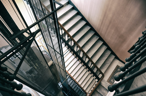 古建筑中的电梯。图片下载