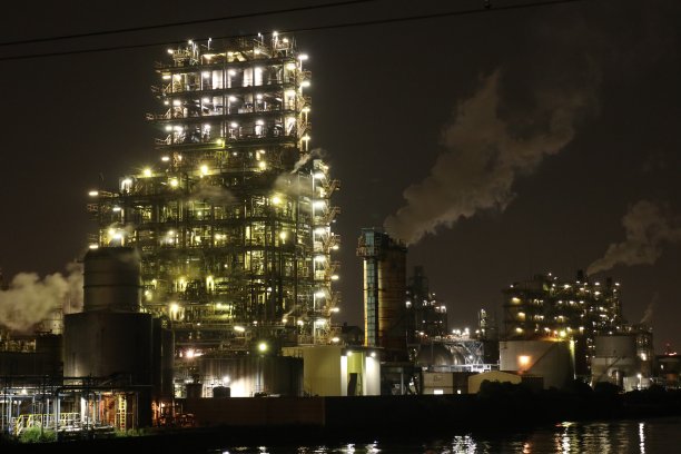 日本川崎化工厂的夜景图片下载