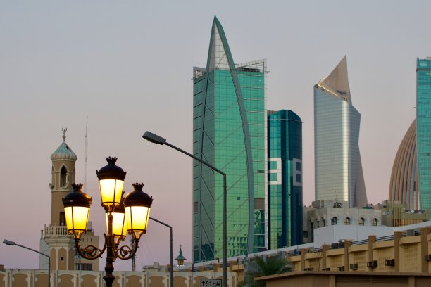 科威特城的天际线与现代摩天大楼黄昏，科威特图片下载
