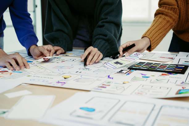 团队创意网页，平面设计师策划，绘制网站ux ui app的手机应用和开发模板布局，过程到开发原型线框图。图片下载