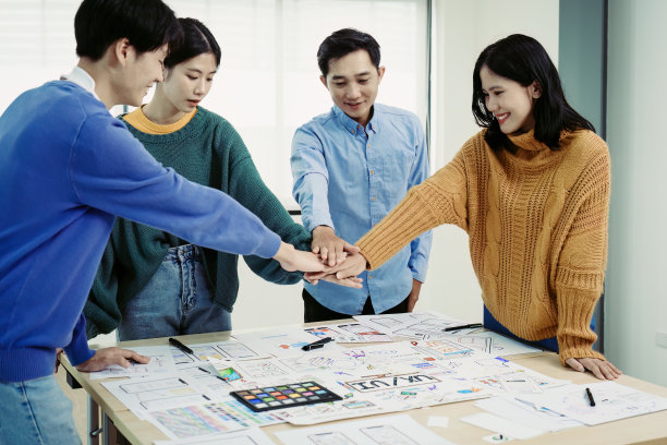 Ux开发人员和UI设计师使用增强现实技术在现代办公桌上集思广益，设计移动应用程序和网站页面界面线框图。成功，交易，成功，一起的概念。图片下载