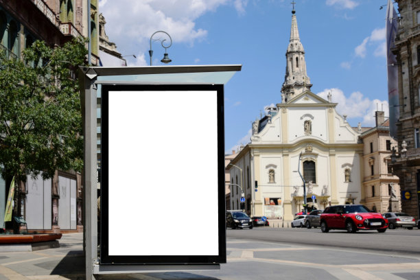 带有灯箱的公交候车亭。巴士站的空白广告板。模型背景图片下载