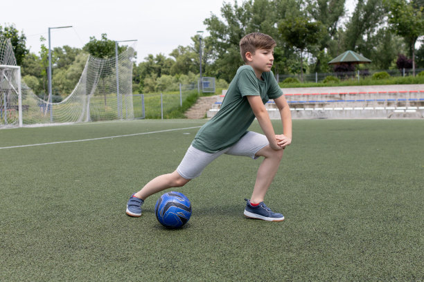 一个男孩在足球训练场上图片下载