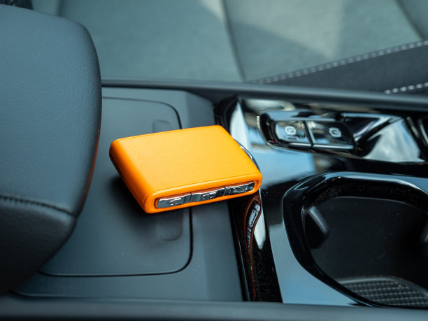 现代汽车内部扶手上的汽车点火钥匙。图片下载