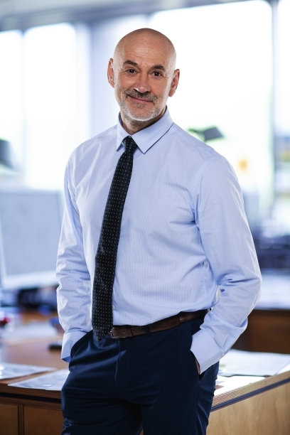 自信的专业人士站在办公室图片下载