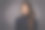 画室里一位漂亮的中年妇女看着镜头的肖像图片下载