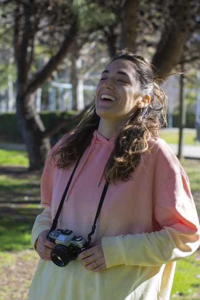 美女在大自然中拍照图片下载