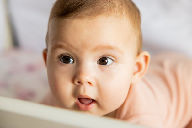 婴儿床里的女婴特写图片下载