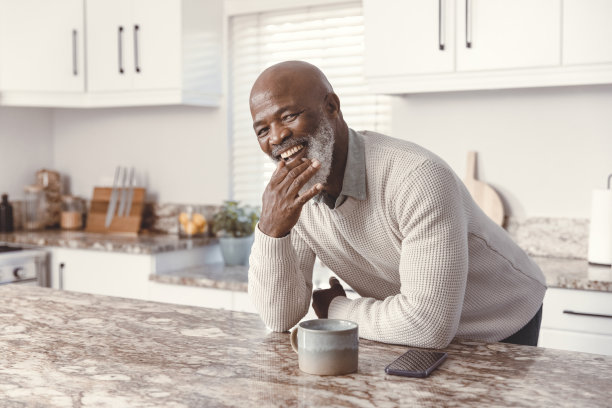 帅哥在家喝咖啡，摸胡子图片下载